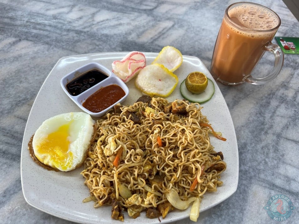Curry House Miri Airport Maggi Goreng Daging with Fried Egg and Teh Tarik