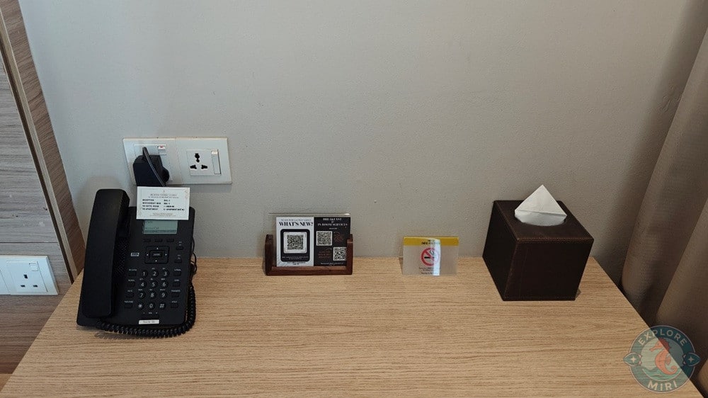 Jinhold Hotel Miri Standard Room Desk with Universal Wall Sockets Phone Alarm Clock and Tissue