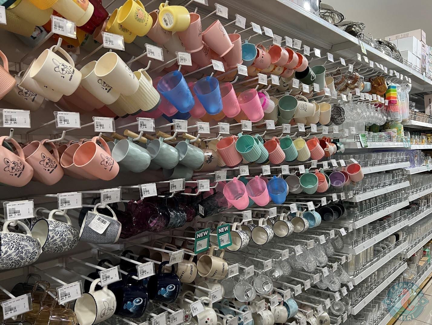 mugs and cups in ceramic, plastic and glass