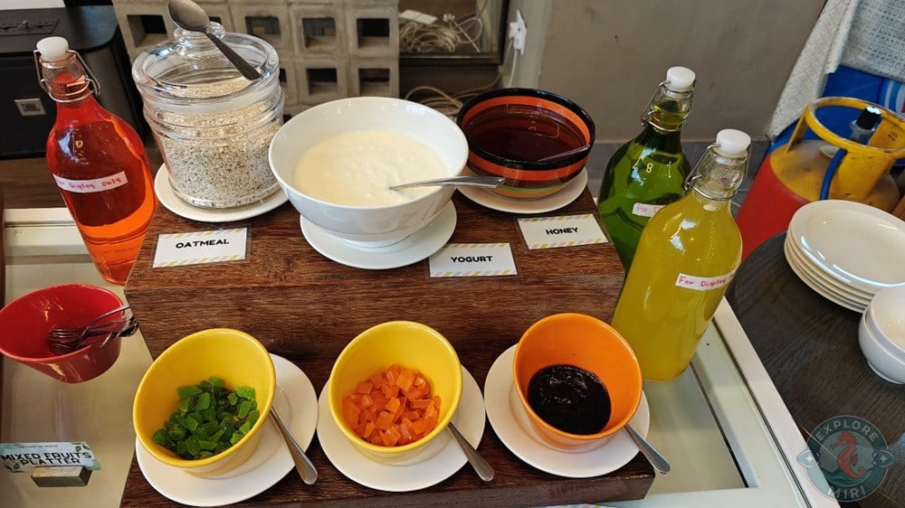 Jinhold Hotel Miri Restaurant Mak Breakfast Buffet Condiments Sauces 13