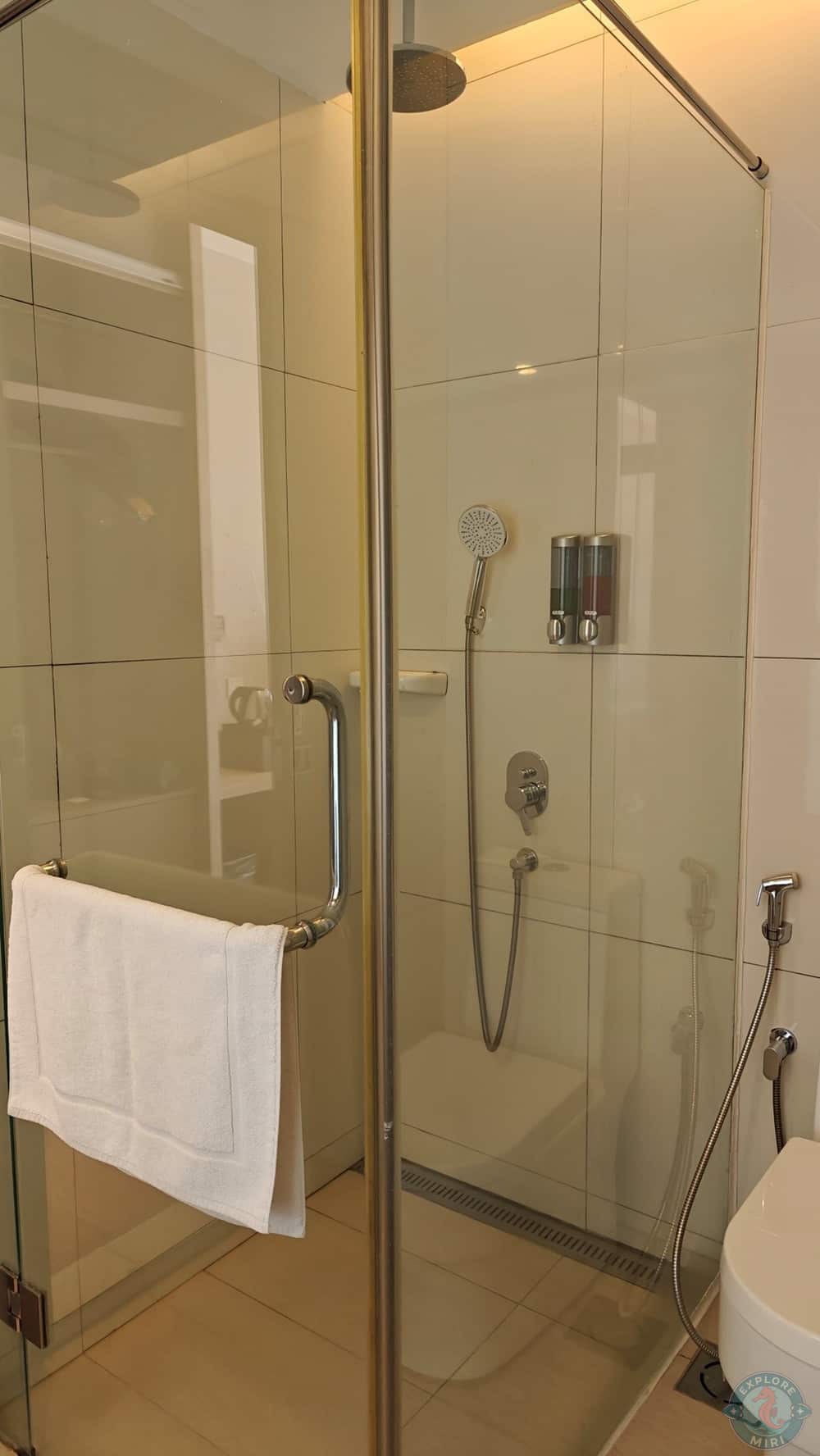 Jinhold Hotel Miri Shower Room with Towel Soap and Shampoo