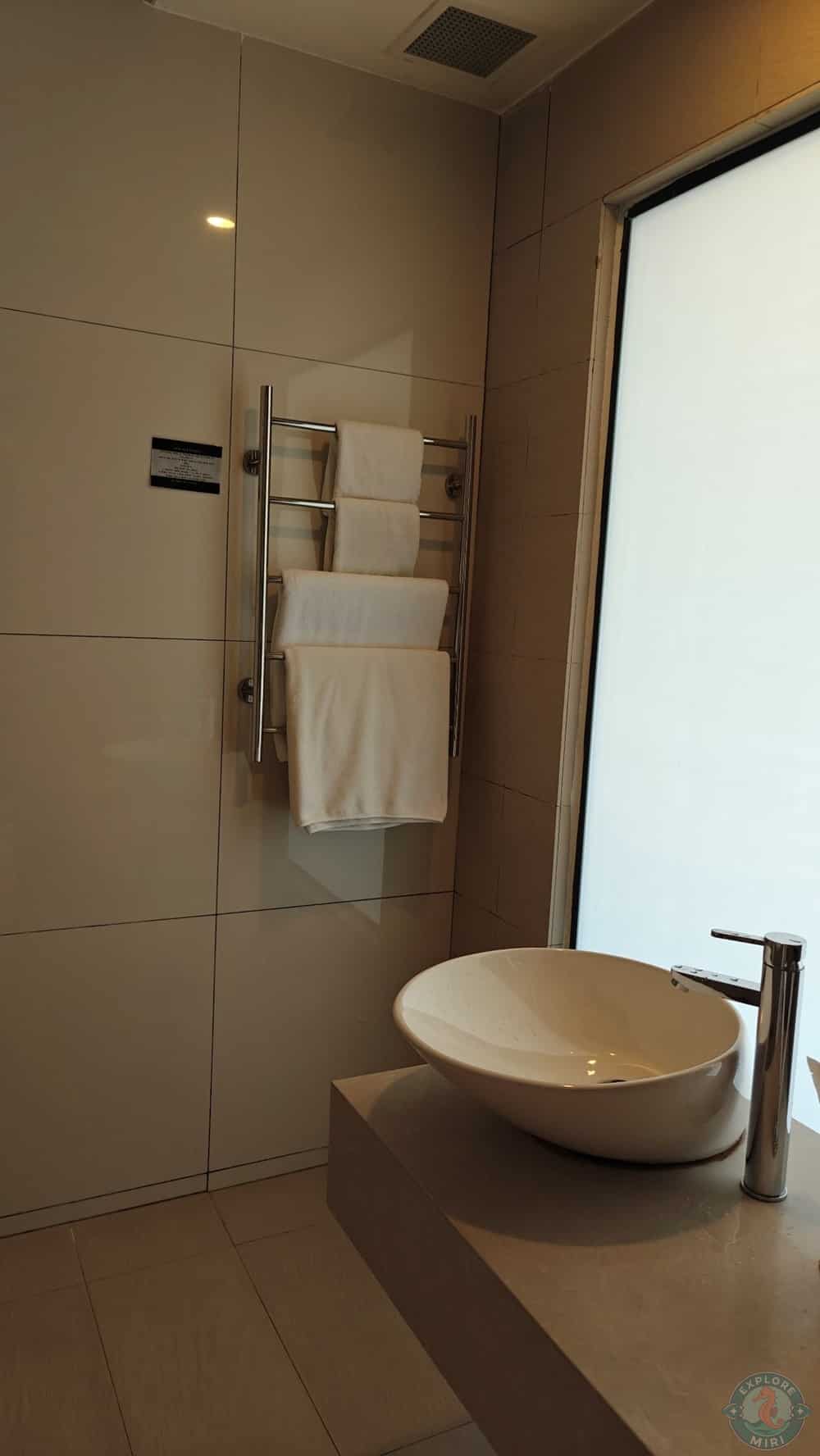 Jinhold Hotel Miri Standard Room Bathroom Sink with Towels