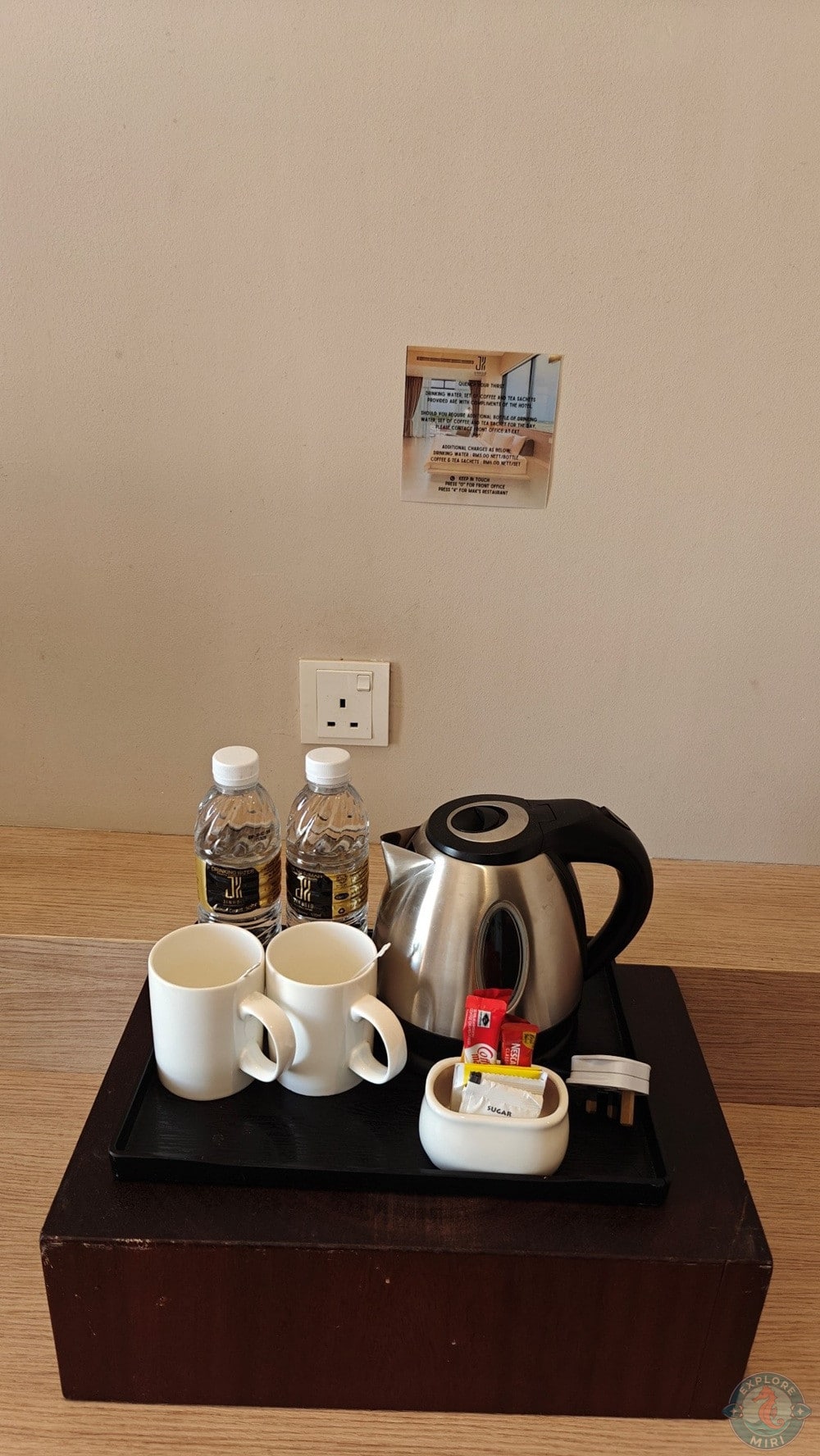 Jinhold Hotel Miri Standard Room Kettle Mugs with Complimentary Water Bottles Coffee and Tea Sachets
