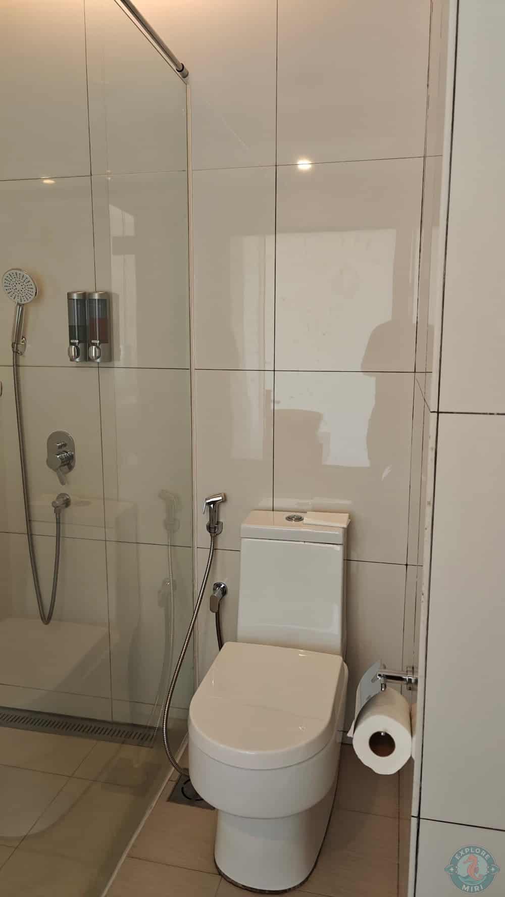 Jinhold Hotel Miri Standard Room Toilet with Toilet Paper