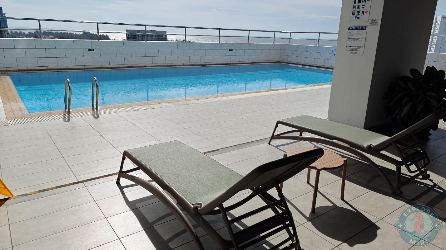 area was spacious with clean pool water