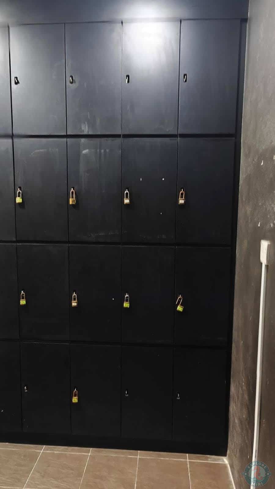 gym offered lockers