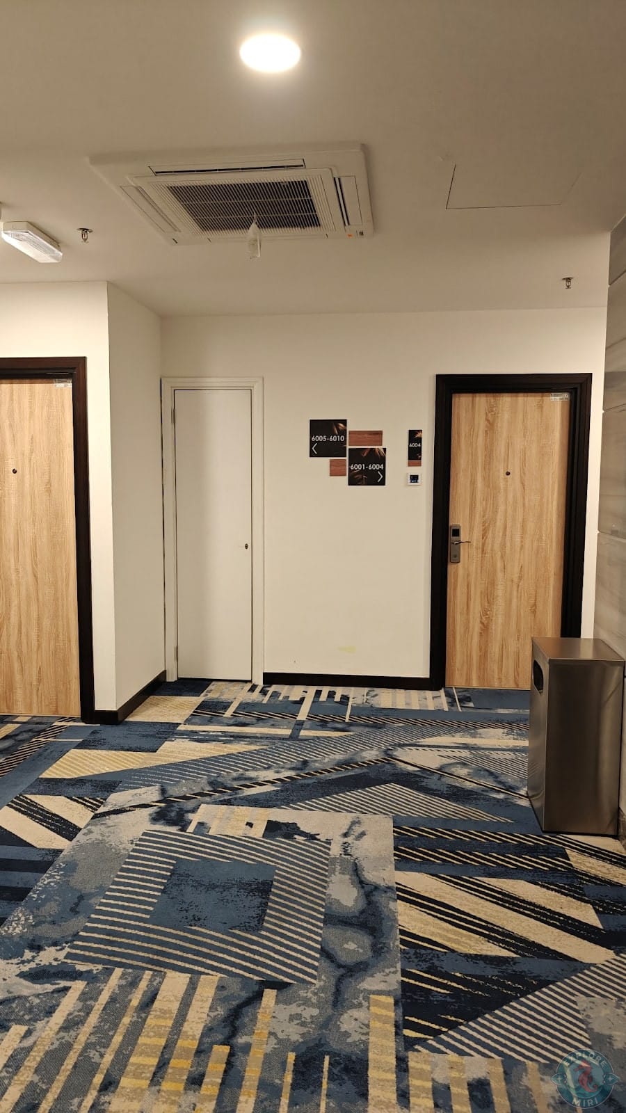 lobby area was very warm toned and had a nice blue and yellow carpet