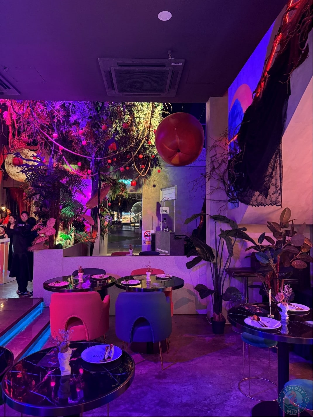 red apple display again