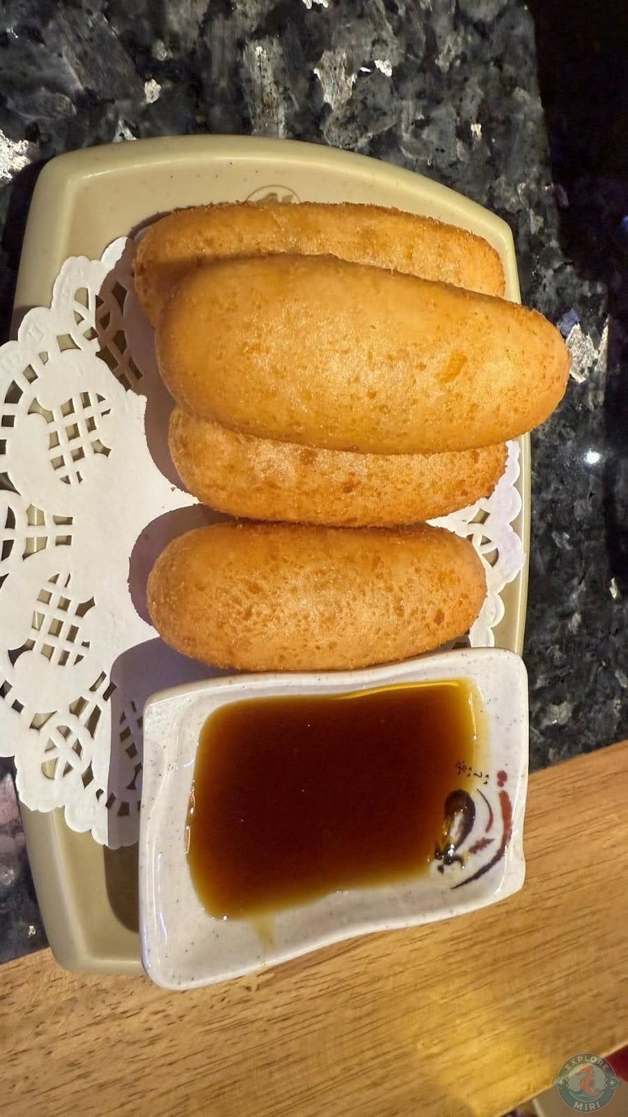 rice cakes served with sugar syrup