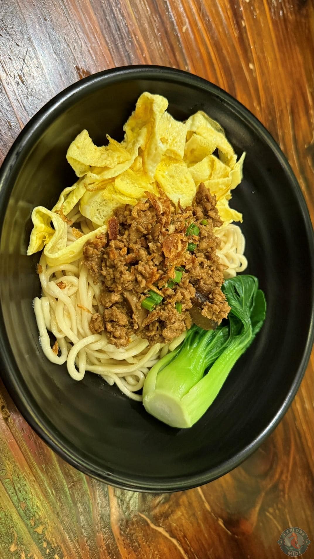 round noodles topped with meat and veggies
