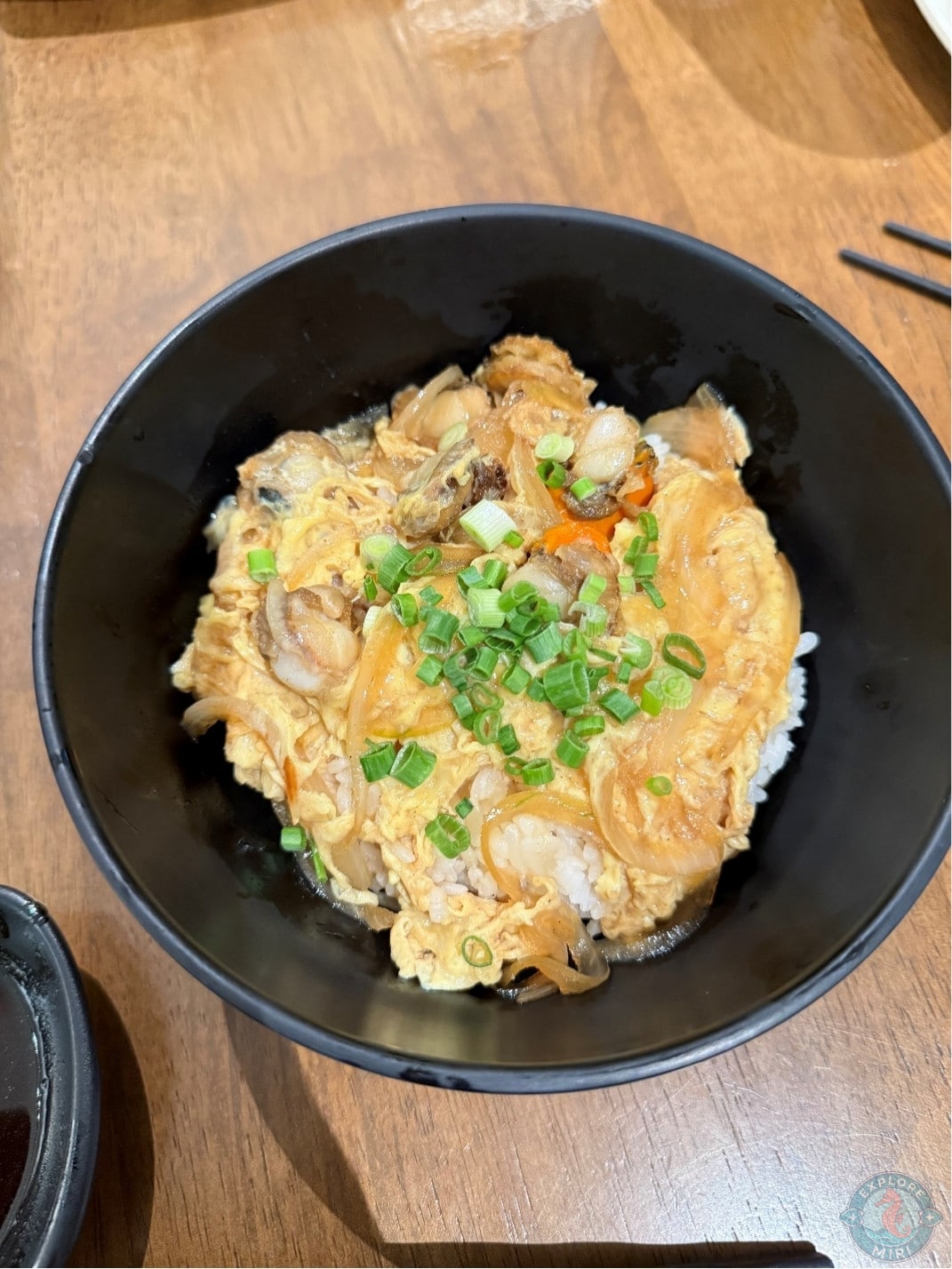 scallop tama don which a scallop stir fry on a bed of rice