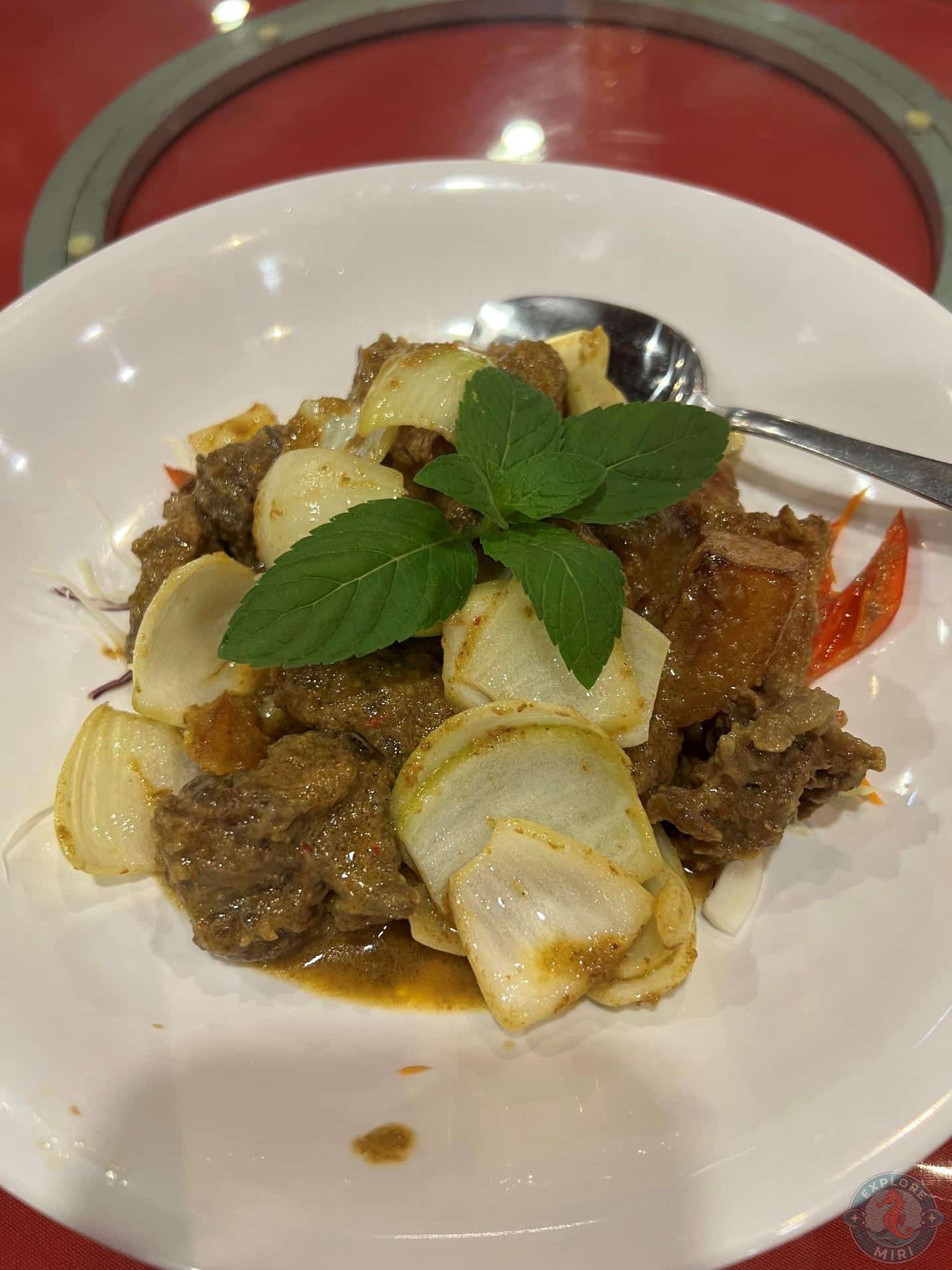 kam hiong beef, cooked in a spicy curry with onions