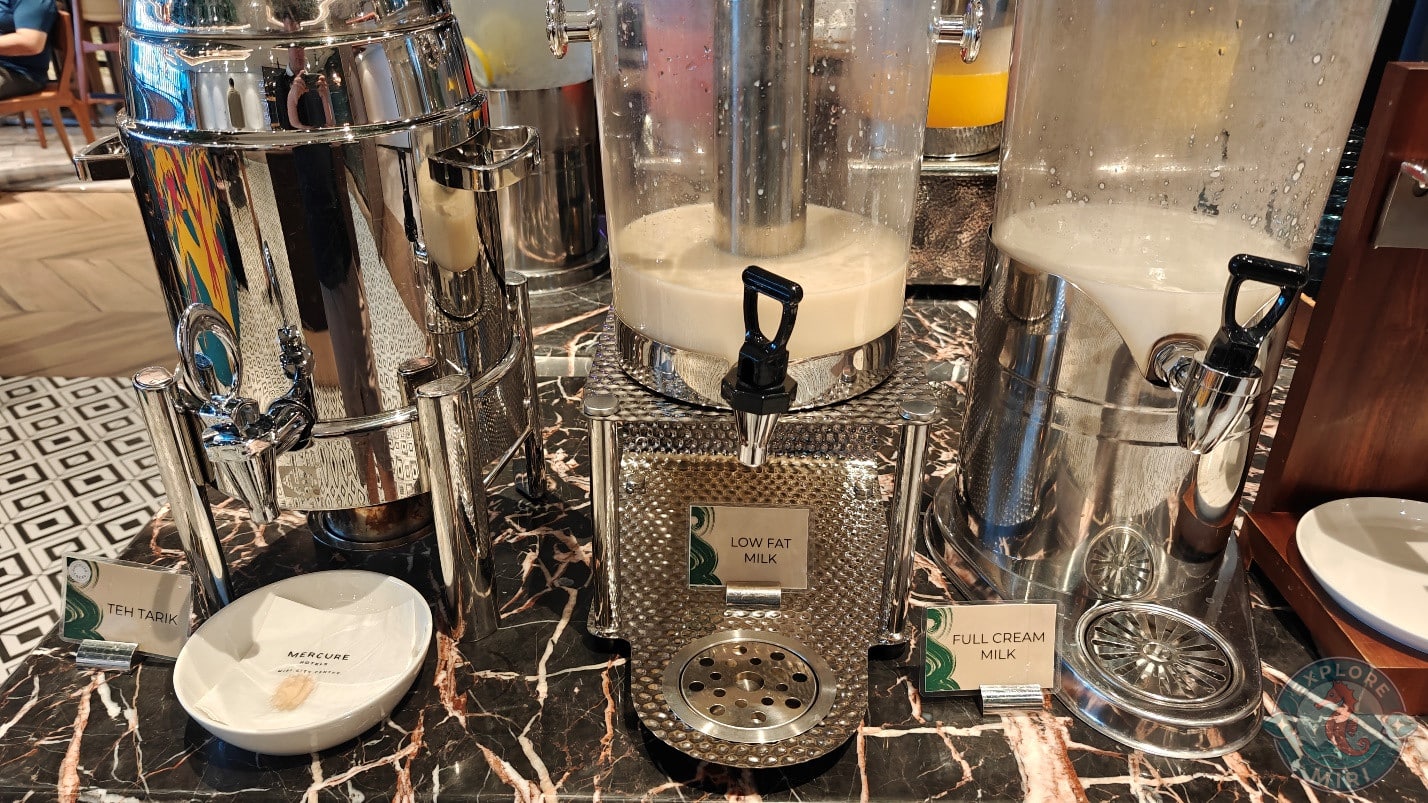 low fat and full cream milk