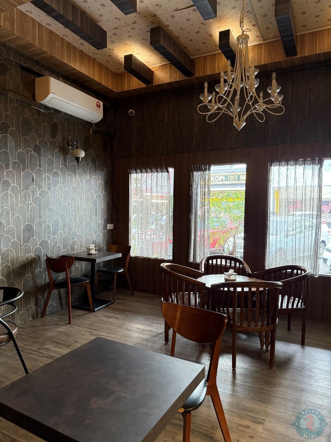 seating area overlooked the open street