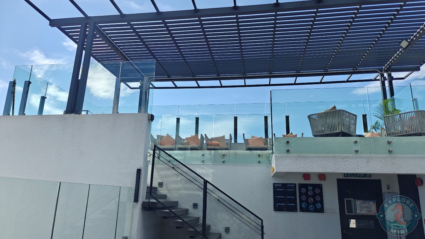 upper deck had fully glass walls