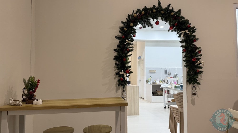 Crème Studio Miri Seating 7